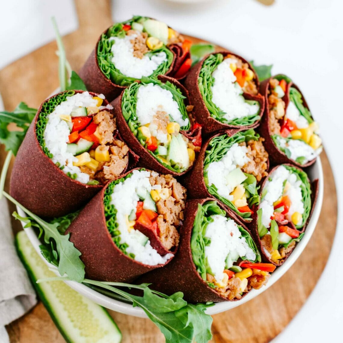 Vollgemüse Burittos aus Rote Beete Tortillas gefüllt mit Reis, Hack, Mais, Gemüse und Salat
